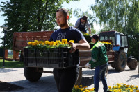 Депутаты облдумы и члены Молодежного парламента посадили цветы, Фото: 2