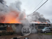 В центре Тулы загорелся автосервис: пожарные пытаются справиться с огнем, Фото: 19
