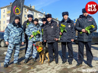 Сотрудники ГИБДД и полицейские поздравляли тулячек цветами и подарками, Фото: 18