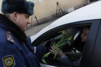 Полицейские поздравили автоледи с 8 Марта, Фото: 4