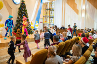 В Новый год с хорошим настроением: областные депутаты провели большой праздник для детей, Фото: 104