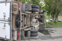 В Туле на кругу на ул. Короленко после ДТП грузовик опрокинулся набок, Фото: 5
