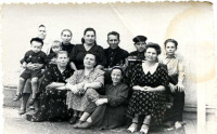  фото послевоенного времени - моя бабушка и мой отец - крайние справа, примерно 1949 год, Фото: 1