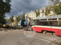 На ул. Металлургов трамвай столкнулся с самосвалом, Фото: 7