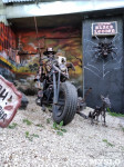 Скелет на мотоцикле возле клуба М2, Фото: 7