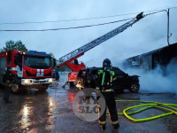 В центре Тулы загорелся автосервис: пожарные пытаются справиться с огнем, Фото: 25