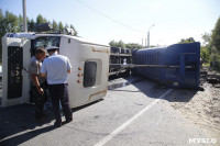 Под Тулой столкнулись два грузовика: один большегруз перевернулся, Фото: 6