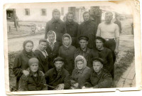  фото послевоенного времени - моя бабушка - 2я слева, средний ряд, Фото: 3
