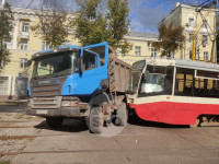 На ул. Металлургов трамвай столкнулся с самосвалом, Фото: 16