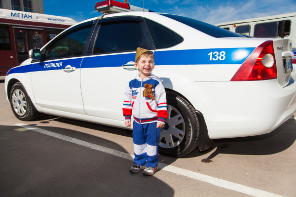 На фото Руслан Рудаков (Тула, 4 года)
На празднике 9 мая увидел полицейскую машину и не удержался, чтобы с ней не сфотографироваться.