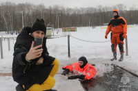 Тульские блогеры с водолазами МЧС «спасли» провалившегося под лёд человека, Фото: 3