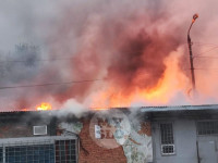 В центре Тулы загорелся автосервис: пожарные пытаются справиться с огнем, Фото: 20