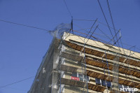 В Туле со здания ТулГУ сильный ветер снес строительные леса, Фото: 12