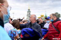 Толпа туляков взяла в кольцо прилетевшего на вертолете Леонида Якубовича, чтобы получить мороженное, Фото: 52