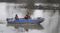 В Тульской области сотрудники МЧС переправляют людей через затопленные мосты на моторных лодках, Фото: 6