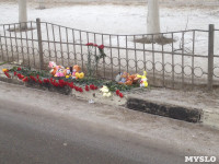 К месту гибели мальчика на ул. Пузакова приносят цветы и игрушки, Фото: 3