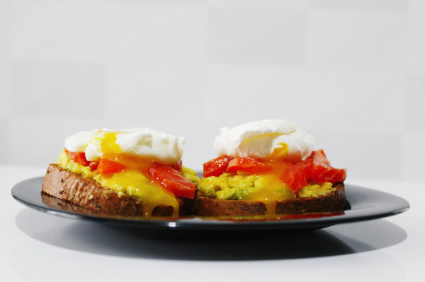 Бутерброды с форелью и яйцами пашот на подушке из мятого авокадо с оливковым маслом и соком лимона - полезное и вкусное начало утра. 
