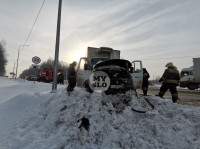 В Туле водитель бетономешалки и военные потушили горящую на трассе ГАЗель, Фото: 2