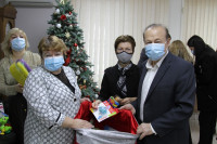 Депутаты Тульской облдумы подарили пациентам областной детской больницы новогодние подарки, Фото: 13