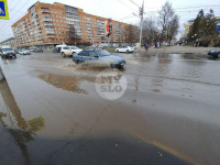 Перекресток Красноармейского проспекта и ул. Лейтейзена затопило водой, Фото: 10