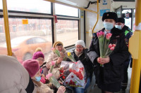 В Туле сотрудники ГИБДД дарили женщинам цветы и поздравляли с 8 марта, Фото: 16