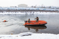 Провалившийся под лед школьник и терпящий бедствие рыбак: спасатели провели учения на Упе в Туле, Фото: 17