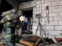 В Туле в Левобережном загорелась квартира: из окна спасатели вытащили женщину с младенцем, Фото: 1