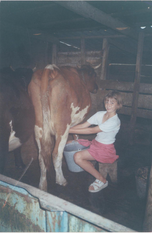 На фотографии Трещёва Ирина.
Сделана фотография 13 лет назад, мне тогда было 10 лет. У бабушки было хозяйство, иногда приходилось помогать.