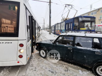 На Зеленстрое из-за ДТП с автобусом и легковушкой встали трамваи, Фото: 1