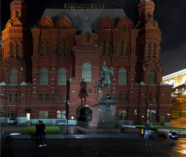 Ночная Москва. Тень от памятника Жукову