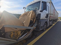На трассе М-4 грузовик врезался в «Газель» с дорожными рабочими, Фото: 1