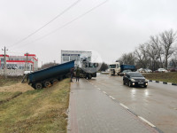 На Новомосковском шоссе из-за гололеда улетел в кювет грузовик, Фото: 1