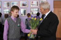  Благодарные школьники вручают цветы, Фото: 11