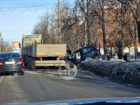 На ул. Кирова легковушка влетела в грузовик и повисла на сугробе, Фото: 2