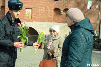 Сотрудники ГИБДД поздравили тулячек с 8 марта букетами тюльпанов, Фото: 12