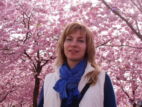Цветущие сакуры и я. 
Май-2013.
