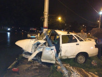 На ул. Короленко ВАЗ-21010 врезался в столб, Фото: 1