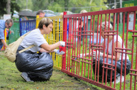 Чиновников в Комсомольском парке ждал большой фронт работ: требовалось покрасить заборы, урны, скамейки, детские игровые площадки., Фото: 2