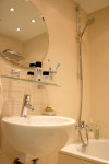 В ванной сдержанность цвета компенсирует интересное сочетание разных форматов плитки., Фото: 4