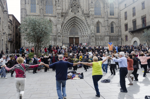 Каталонцы танцуют Сардану на площади перед кафедральным собором Барселоны в день опроса о независимости Каталонии.
