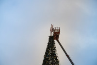 В Туле на площади Ленина разбирают главную новогоднюю ёлку, Фото: 7