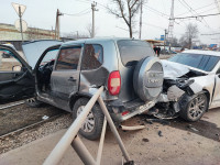 Жесткое ДТП у поворота на Скуратовскую: одну из машин проткнуло металлическим ограждением, Фото: 2