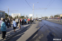 На остановке Мосина туляки ждут транспорт на трамвайных путях, Фото: 7