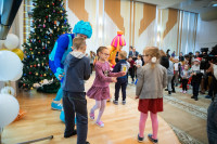 В Новый год с хорошим настроением: областные депутаты провели большой праздник для детей, Фото: 101