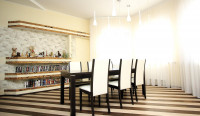 Столовую зону выделяет «полосатый» пол, «приподнятый» над столом потолок и два ряда светильников. , Фото: 7