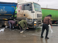 На Новомосковском шоссе из-за гололеда улетел в кювет грузовик, Фото: 16