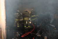 Пять пожарных расчетов тушили гараж в Туле, Фото: 1