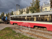 На ул. Металлургов трамвай столкнулся с самосвалом, Фото: 8