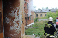 В Скуратово загорелось заброшенное училище, Фото: 3