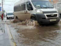 Перекресток Красноармейского проспекта и ул. Лейтейзена затопило водой, Фото: 4